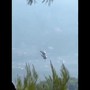 Scontro tra due elicotteri antincendio in Grecia: le immagini choc Scontro tra due elicotteri antincendio in Grecia: le immagini choc