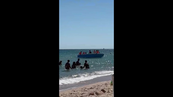 Migranti verso spiaggia, respinti dai bagnanti a Santa Margherita di Pula