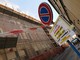 Si smontano i ponteggi alla caserma della Guardia di Finanza di Cuneo: via Cesare Battisti chiusa per due giorni