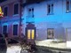 Auto finisce contro una casa e prende fuoco a Caramagna Piemonte: ferito il conducente