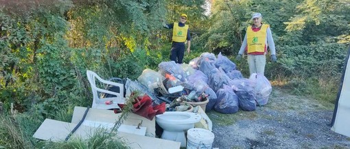 Legambiente ripulisce il Ponte Carlo Alberto di Pollenzo: raccolti 25 sacchi di rifiuti, un bidet e i resti di un furgone nel Tanaro Legambiente ripulisce il Ponte Carlo Alberto di Pollenzo: raccolti 25 sacchi di rifiuti, un bidet e i resti di un furgone nel Tanaro
