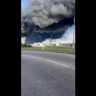 Ucraina colpisce la raffineria di Mosca, l'attacco con droni tra le auto