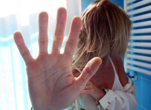 Donna di 48 anni minacciata e picchiata dal suo ex, un 36enne