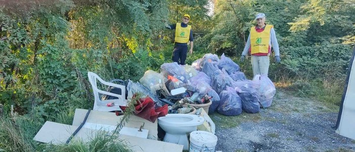 Legambiente ripulisce il Ponte Carlo Alberto di Pollenzo: raccolti 25 sacchi di rifiuti, un bidet e i resti di un furgone nel Tanaro Legambiente ripulisce il Ponte Carlo Alberto di Pollenzo: raccolti 25 sacchi di rifiuti, un bidet e i resti di un furgone nel Tanaro