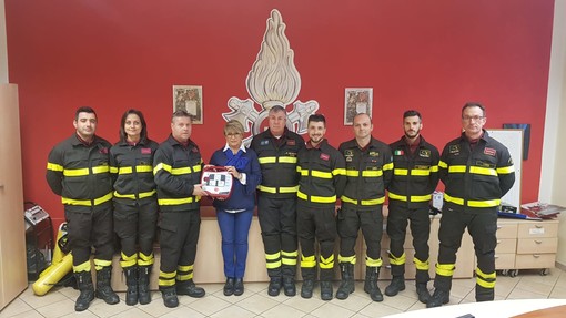 Fossano: lo scatolificio Giacosa dona un defibrillatore ai vigili del fuoco volontari