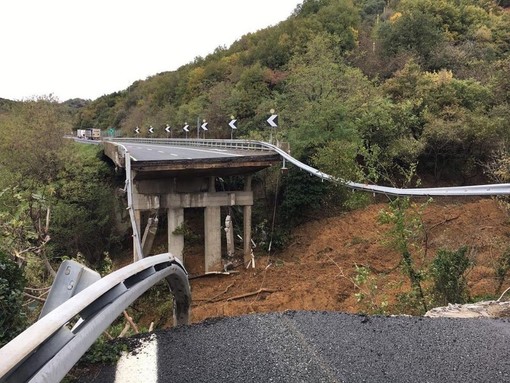 Il viadotto crollato oggi sulla A6