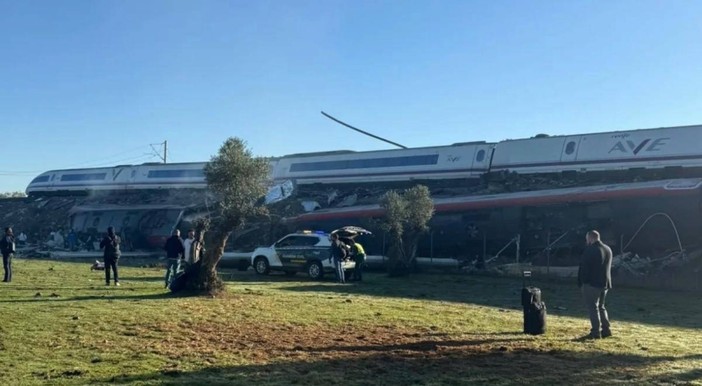 Scontro tra due treni dell’Alta velocità in Spagna, decine di vittime Scontro tra due treni dell’Alta velocità in Spagna, decine di vittime