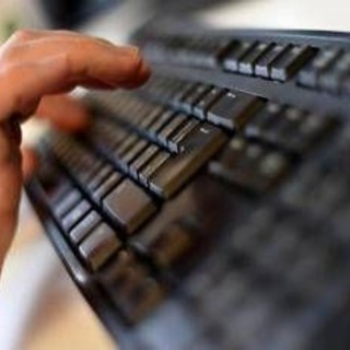 "Vai nella camera a gas", insulti choc sui social a una prof dell'università di Pisa: denunciato 40enne "Vai nella camera a gas", insulti choc sui social a una prof dell'università di Pisa: denunciato 40enne