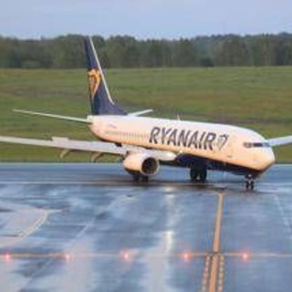 Passeggero ubriaco su un volo Ryanair, l'aereo è costretto a un atterraggio di emergenza Passeggero ubriaco su un volo Ryanair, l'aereo è costretto a un atterraggio di emergenza