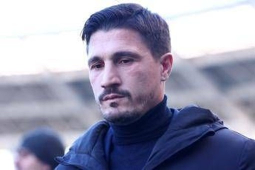 Napoli, ferito a colpi di pistola il fratello dell'allenatore del Cagliari Pisacane Napoli, ferito a colpi di pistola il fratello dell'allenatore del Cagliari Pisacane