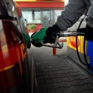 Carburanti, petrolio vicino a 120 dollari al barile: nuovi aumenti per benzina e diesel
