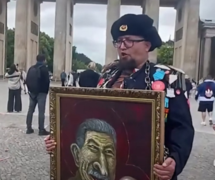Chi era Semyon Skrepetsky, l'artista russo ucciso in Polonia: disegnava caricature di Putin