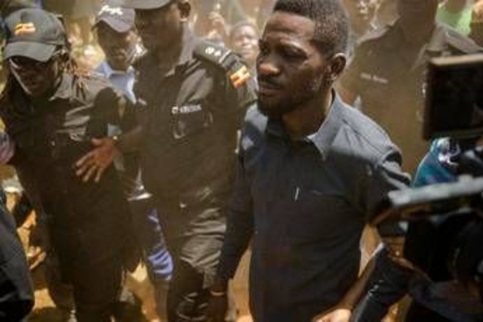 Uganda, leader opposizione Bobi Wine portato via con elicottero militare Uganda, leader opposizione Bobi Wine portato via con elicottero militare