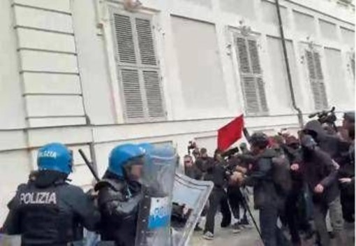 Torino, tensioni e scontri al corteo: lancio di oggetti e cariche della polizia Torino, tensioni e scontri al corteo: lancio di oggetti e cariche della polizia