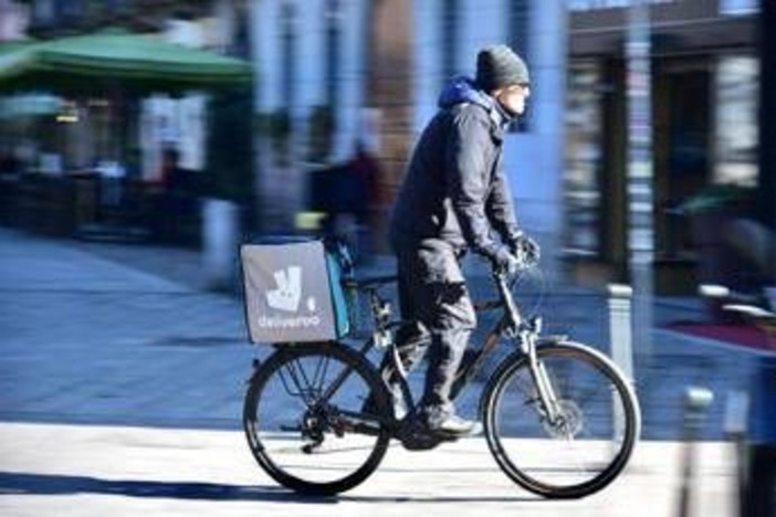 Rider, istruttoria Antitrust su Glovo e Deliveroo per info ingannevoli Rider, istruttoria Antitrust su Glovo e Deliveroo per info ingannevoli
