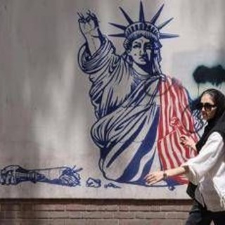 Iran-Usa, alta tensione nello Stretto di Hormuz. Teheran: "Violata la tregua" Iran-Usa, alta tensione nello Stretto di Hormuz. Teheran: "Violata la tregua"