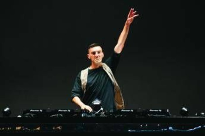 Milano Cortina, Gabry Ponte dà spettacolo nella cerimonia di chiusura sulle note di 'Blue - Da Ba Dee' Milano Cortina, Gabry Ponte dà spettacolo nella cerimonia di chiusura sulle note di 'Blue - Da Ba Dee'