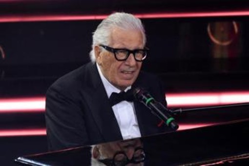 Peppino di Capri, il lungo applauso all'inizio dei funerali: tra i presenti anche De Laurentiis Peppino di Capri, il lungo applauso all'inizio dei funerali: tra i presenti anche De Laurentiis