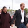Harry e Meghan nel Regno Unito, la prima uscita a Nottingham Harry e Meghan nel Regno Unito, la prima uscita a Nottingham