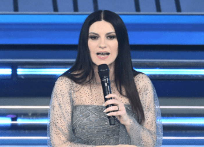 Sanremo, la gaffe 'piccante' di Pausini col microfono: "Mamma tutto bene..." Sanremo, la gaffe 'piccante' di Pausini col microfono: "Mamma tutto bene..."