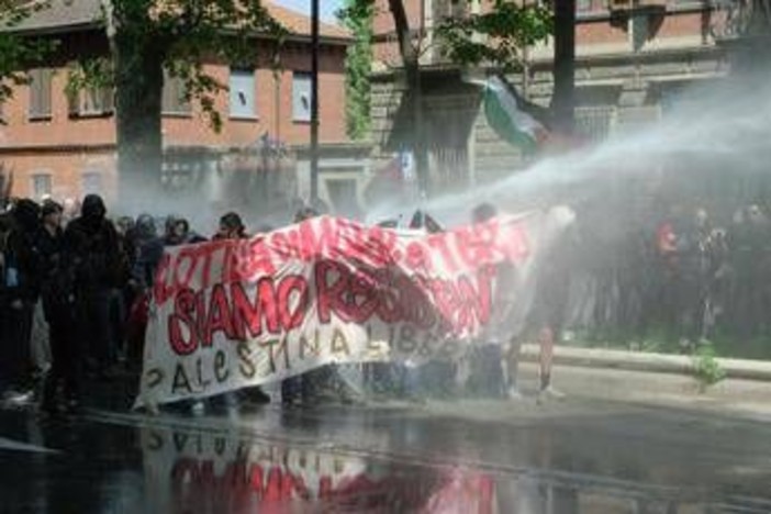 Primo maggio a Torino, gruppo si stacca da corteo verso Askatasuna: tensioni con agenti Primo maggio a Torino, gruppo si stacca da corteo verso Askatasuna: tensioni con agenti