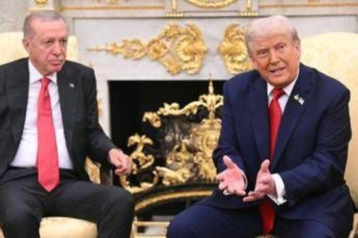 Trump incontra Erdogan e avverte Putin: "Molto deluso da lui, è momento di fermarsi. Gaza? Accordo vicino" Trump incontra Erdogan e avverte Putin: "Molto deluso da lui, è momento di fermarsi. Gaza? Accordo vicino"