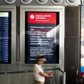 Cenere lavica dell’Etna, stop voli all’aeroporto di Catania fino alle 12 di domani Cenere lavica dell’Etna, stop voli all’aeroporto di Catania fino alle 12 di domani