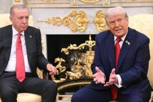Trump incontra Erdogan e avverte Putin: &quot;Molto deluso da lui, è momento di fermarsi. Gaza? Accordo vicino&quot;