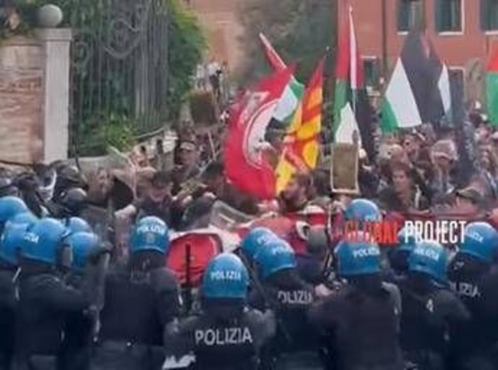 Biennale Arte, scontri tra polizia e pro Pal a Venezia. Serrata anti-Israele, chiusi 20 padiglioni Biennale Arte, scontri tra polizia e pro Pal a Venezia. Serrata anti-Israele, chiusi 20 padiglioni