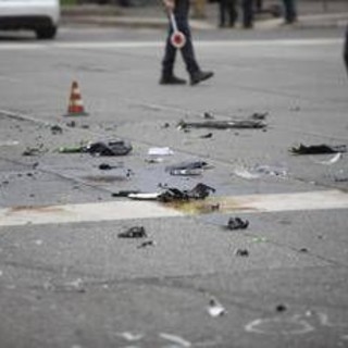 Scontro tra auto e moto a Milano nella notte, morto un 21enne Scontro tra auto e moto a Milano nella notte, morto un 21enne