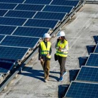 Indagine, presenza femminile nelle rinnovabili si ferma al 35%