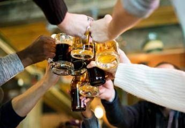 "Troppi voli dirottati a causa di passeggeri ubriachi", Ryanair chiede di vietare l'alcol negli aeroporti al mattino "Troppi voli dirottati a causa di passeggeri ubriachi", Ryanair chiede di vietare l'alcol negli aeroporti al mattino