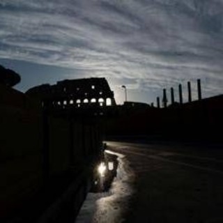 Roma, nella notte incidente sul lavoro al Colosseo: muore operaio di 22 anni