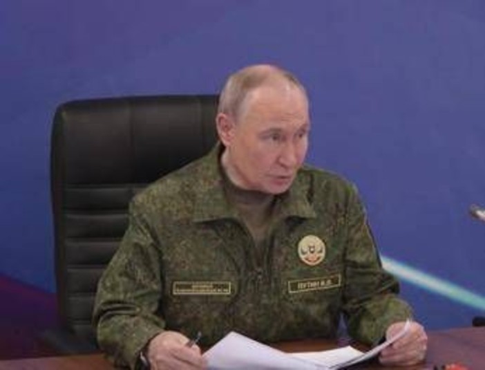 Putin: "Ucraina non ha fretta di finire guerra con mezzi pacifici" Putin: "Ucraina non ha fretta di finire guerra con mezzi pacifici"