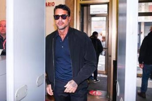 Fabrizio Corona senza patente fugge ad alt carabinieri, denunciato Fabrizio Corona senza patente fugge ad alt carabinieri, denunciato