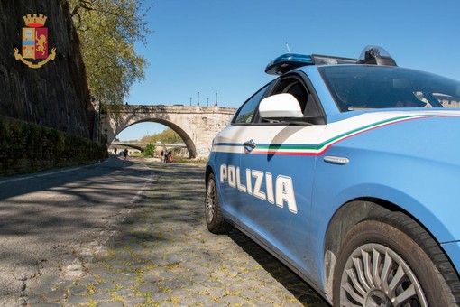 Si libera del braccialetto e incendia negozio ex compagna, arrestato a Roma Si libera del braccialetto e incendia negozio ex compagna, arrestato a Roma