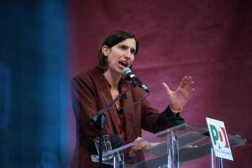 Trump e l'attacco a Meloni, centrodestra fa quadrato. Schlein: "Ferma condanna, sia unanime". Ma Conte e Renzi punzecchiano la premier