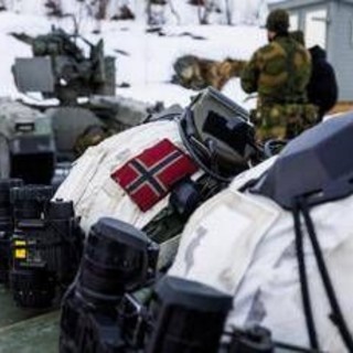 Norvegia, armi e artiglieria al confine con la Russia. Mosca minaccia "ulteriori misure" Norvegia, armi e artiglieria al confine con la Russia. Mosca minaccia "ulteriori misure"