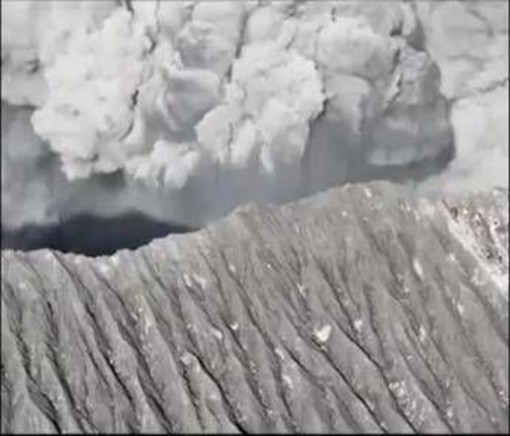 Vulcano erutta in Indonesia, muoiono tre escursionisti sul monte Dukono Vulcano erutta in Indonesia, muoiono tre escursionisti sul monte Dukono