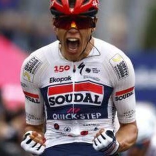 Giro d'Italia, prima tappa in volata a Magnier. Caduta di gruppo in vista del traguardo Giro d'Italia, prima tappa in volata a Magnier. Caduta di gruppo in vista del traguardo