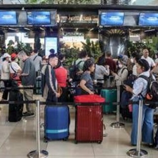 Indonesia, italiano bloccato per stop voli: "Chiusi in albergo con 2 bambine, non sappiamo cosa fare" Indonesia, italiano bloccato per stop voli: "Chiusi in albergo con 2 bambine, non sappiamo cosa fare"