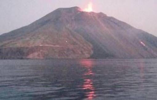 Stromboli, trabocco e flusso lavico sulla Sciara del Fuoco Stromboli, trabocco e flusso lavico sulla Sciara del Fuoco