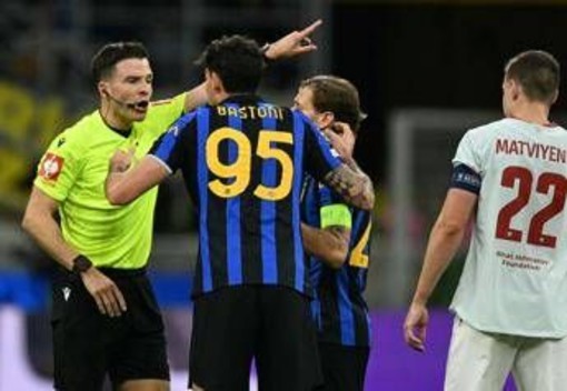 Inter-Shakhtar, nerazzurri in dieci al 68’: Bastoni espulso dopo due gialli in due minuti Inter-Shakhtar, nerazzurri in dieci al 68’: Bastoni espulso dopo due gialli in due minuti
