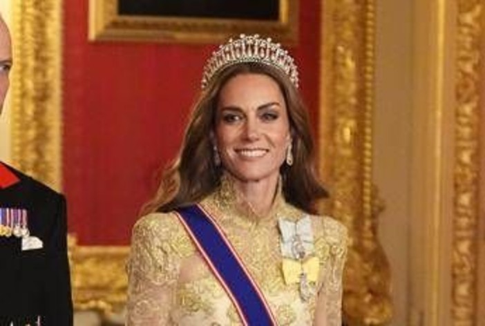 Rivali alla cena con Trump, Kate ruba la scena a Camilla. E la regina la mette da parte Rivali alla cena con Trump, Kate ruba la scena a Camilla. E la regina la mette da parte