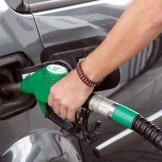 Carburante, pressing su governo per taglio immediato accise ma serve dl in Cdm