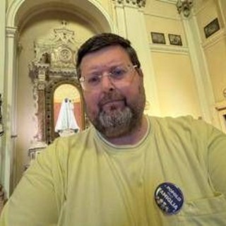Adinolfi arrestato: "Mi portano in carcere perché scrivo su Facebook" Adinolfi arrestato: "Mi portano in carcere perché scrivo su Facebook"