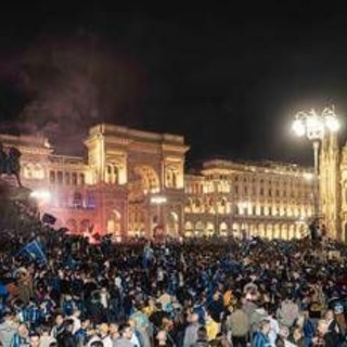 Scudetto Inter, da Amadeus a Tananai: chi c'era alla festa in piazza Duomo Scudetto Inter, da Amadeus a Tananai: chi c'era alla festa in piazza Duomo