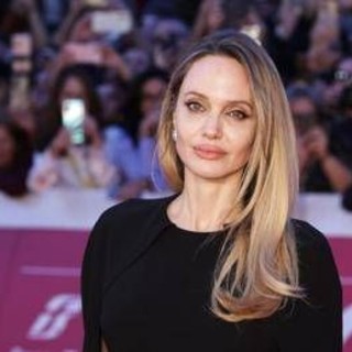 Angelina Jolie mostra le cicatrici della mastectomia: il messaggio per le donne Angelina Jolie mostra le cicatrici della mastectomia: il messaggio per le donne