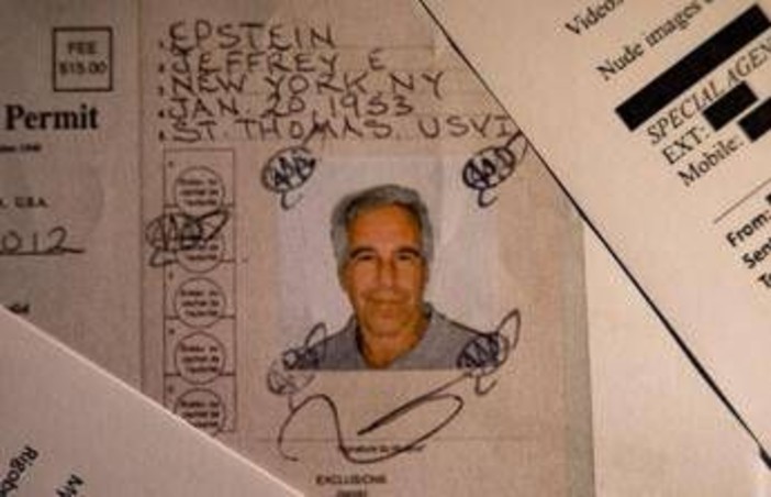 Jeffrey Epstein, il biglietto choc prima della morte: "Indagato per mesi, non hanno trovato nulla" Jeffrey Epstein, il biglietto choc prima della morte: "Indagato per mesi, non hanno trovato nulla"