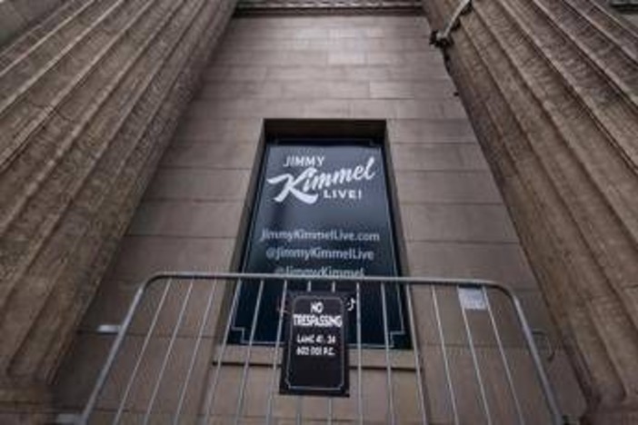 Jimmy Kimmel risponde a Melania Trump: "D'accordo su stop retorica d'odio, ne parli con suo marito"